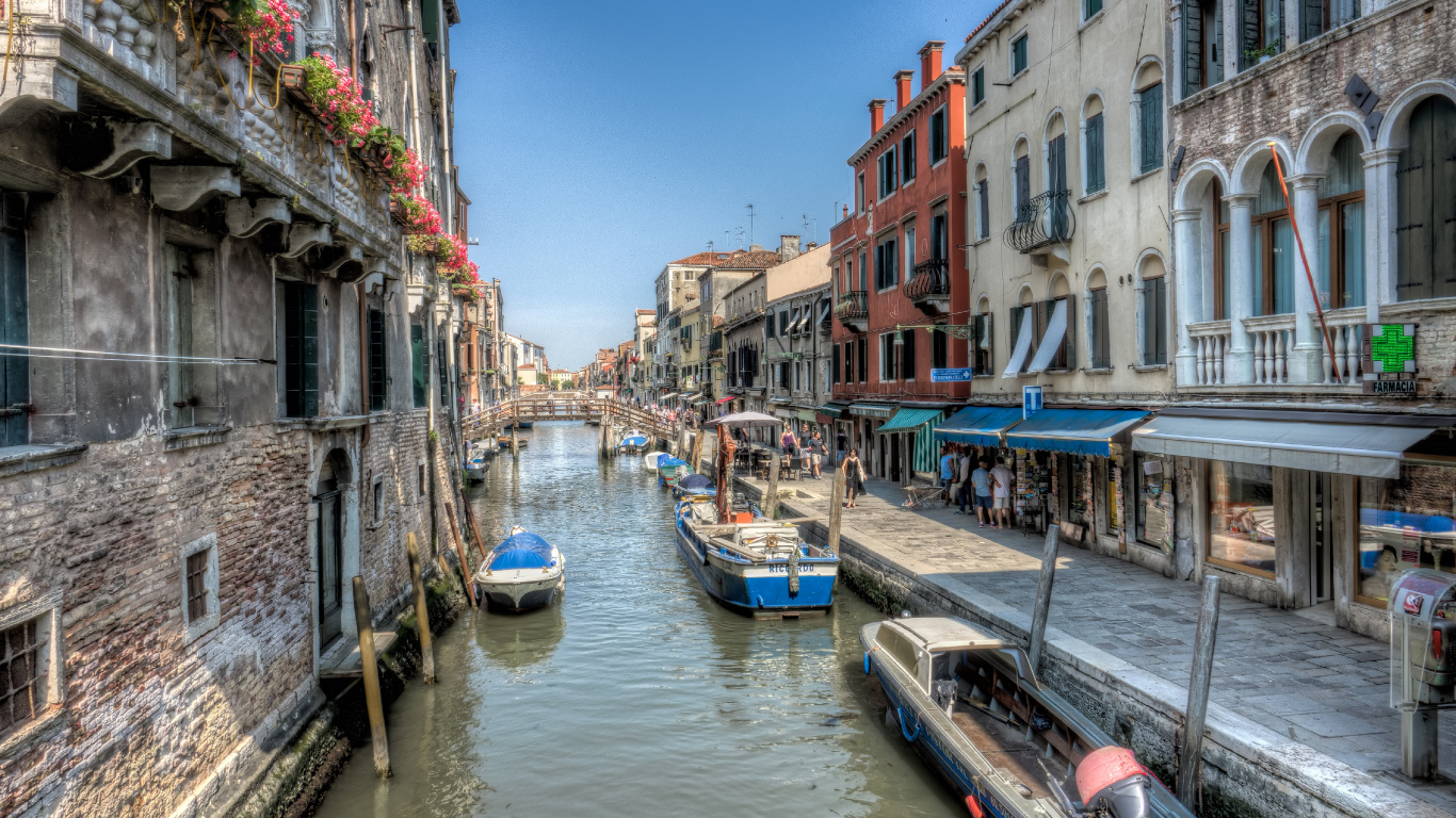 Blue and White Boat on River Between Buildings During Daytime. Wallpaper in 1366x768 Resolution