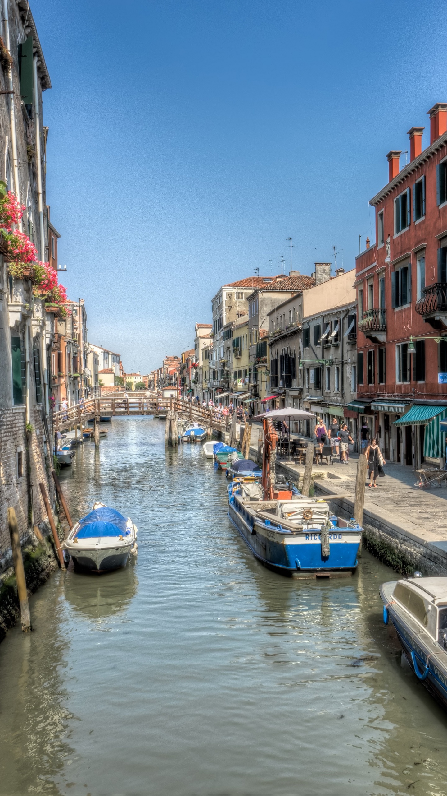 Blue and White Boat on River Between Buildings During Daytime. Wallpaper in 1440x2560 Resolution