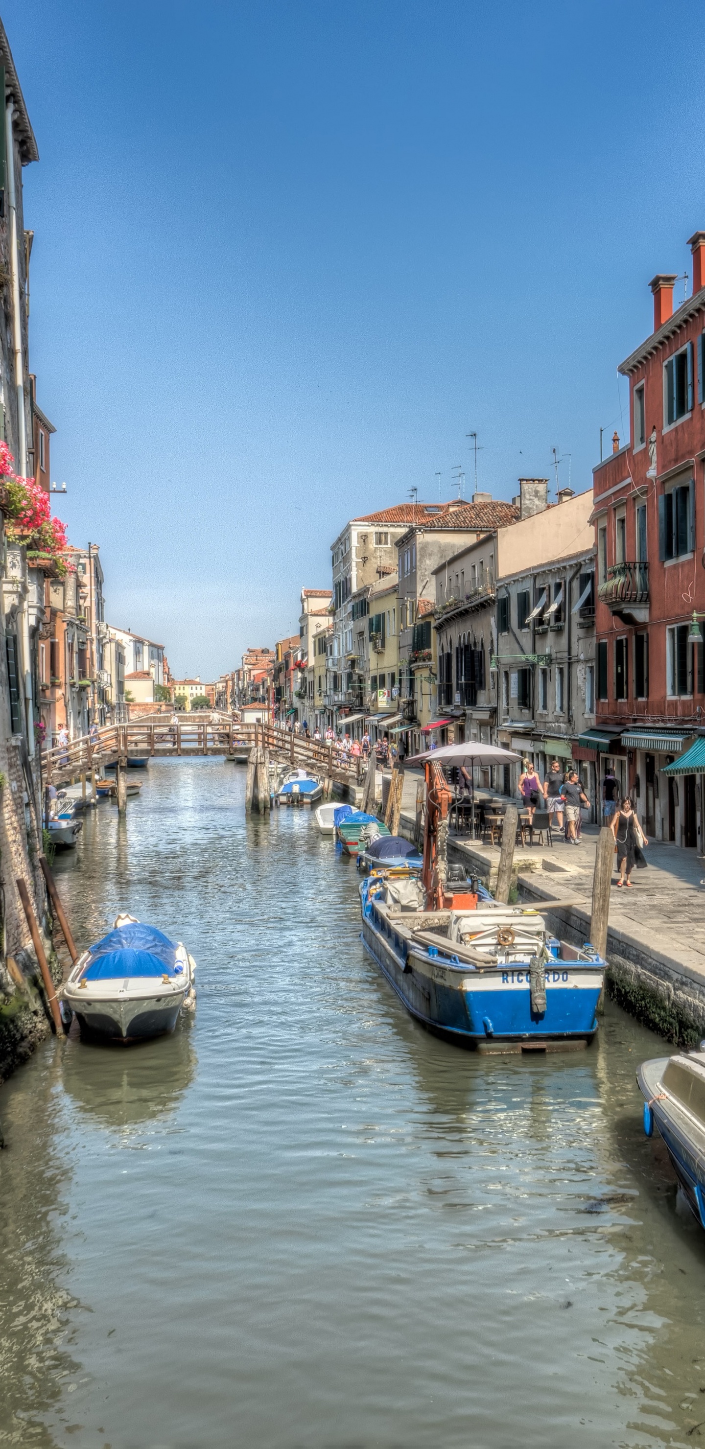 Blue and White Boat on River Between Buildings During Daytime. Wallpaper in 1440x2960 Resolution