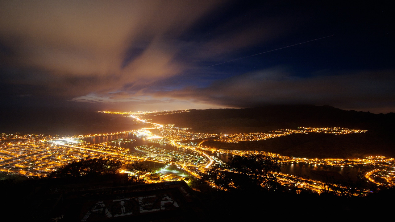 Stadt Mit Hochhäusern Während Der Nacht. Wallpaper in 1280x720 Resolution