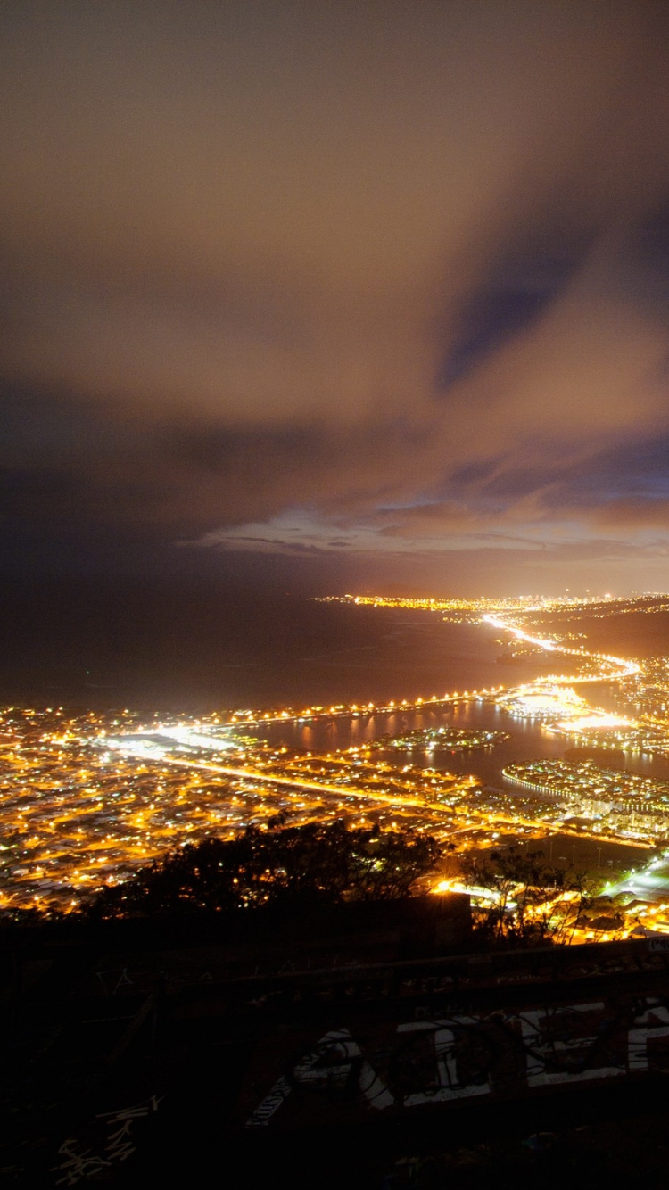 Ville Avec Des Immeubles de Grande Hauteur Pendant la Nuit. Wallpaper in 750x1334 Resolution