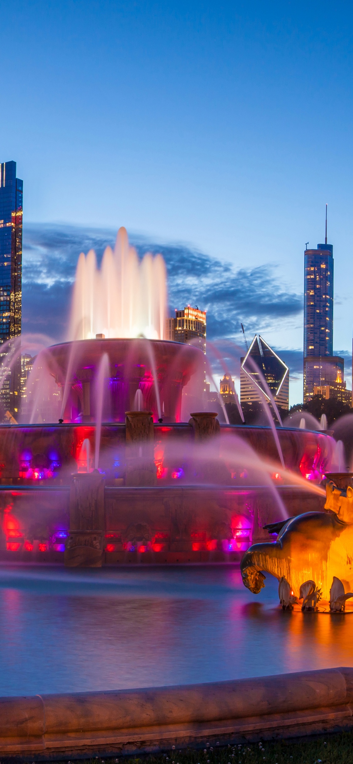 Fontaine D'eau Dans la Ville Pendant la Nuit. Wallpaper in 1125x2436 Resolution