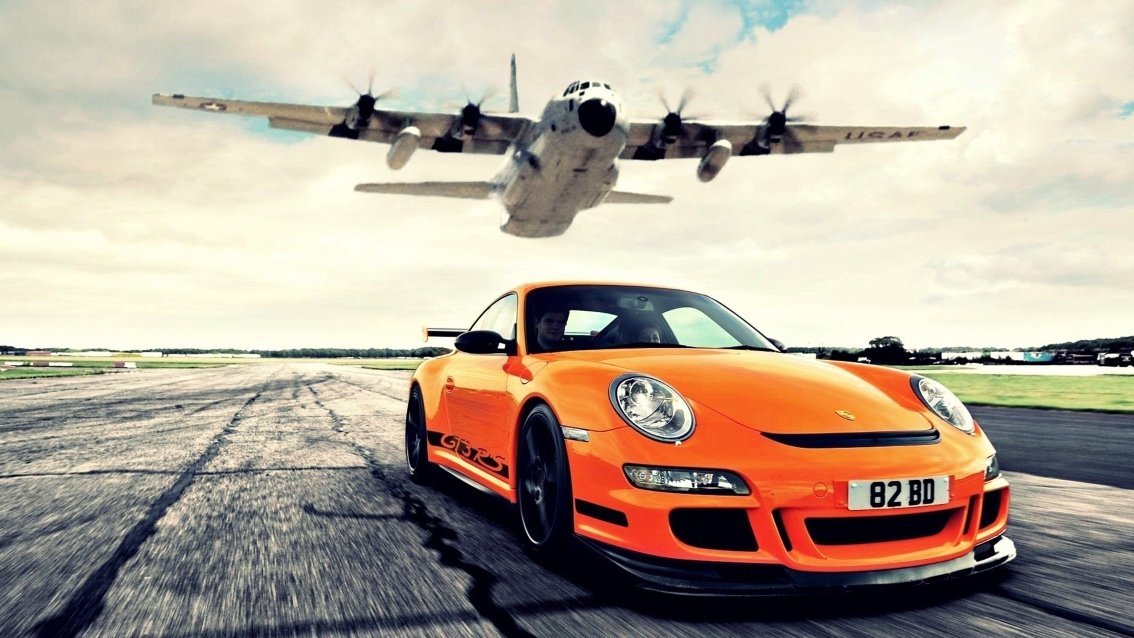 Orangefarbener Lamborghini Aventador, Der Tagsüber Auf Grauem Betonboden Geparkt Ist. Wallpaper in 3840x2160 Resolution