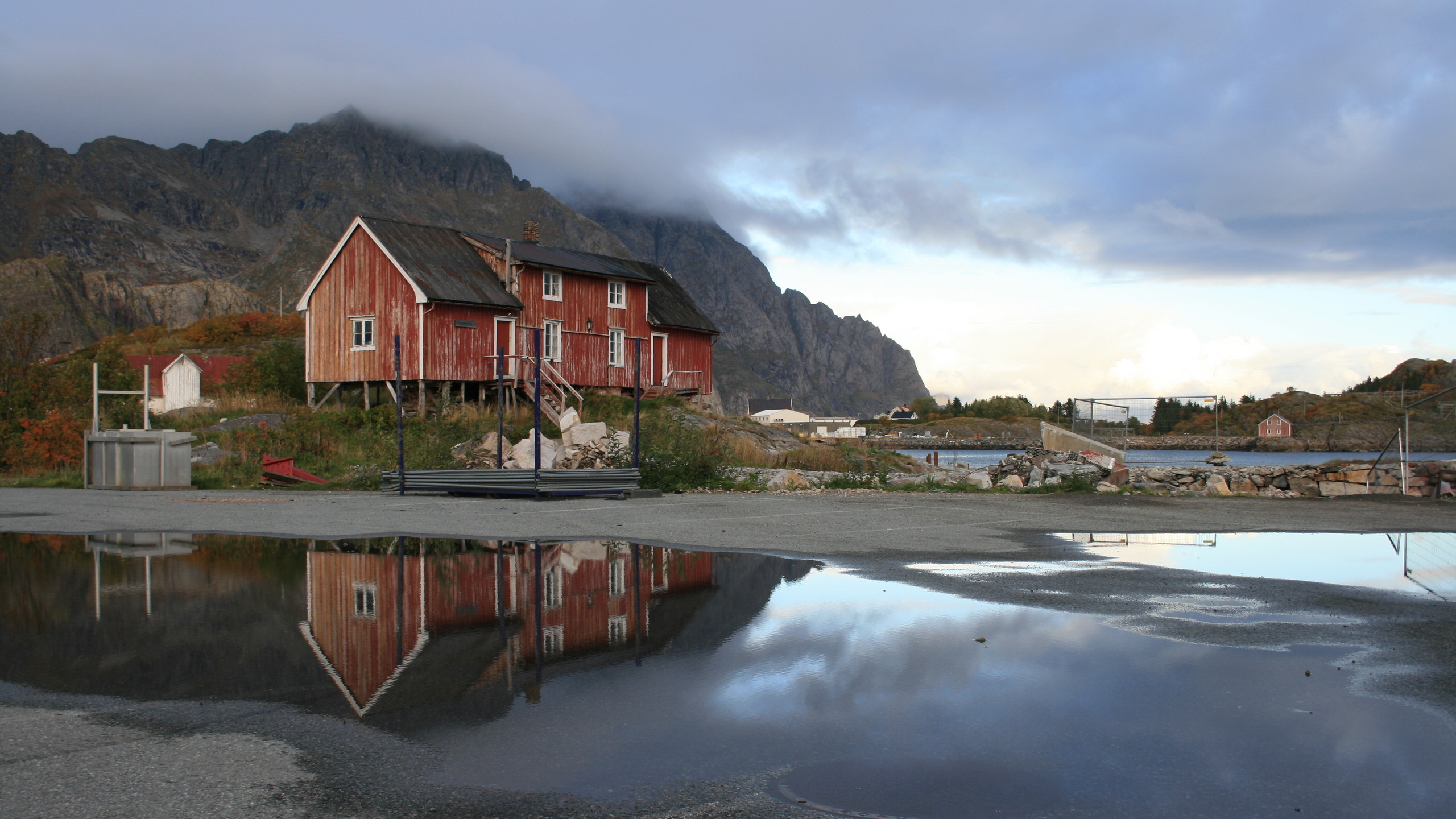 Brown Wooden House Near Body of Water During Daytime. Wallpaper in 2560x1440 Resolution
