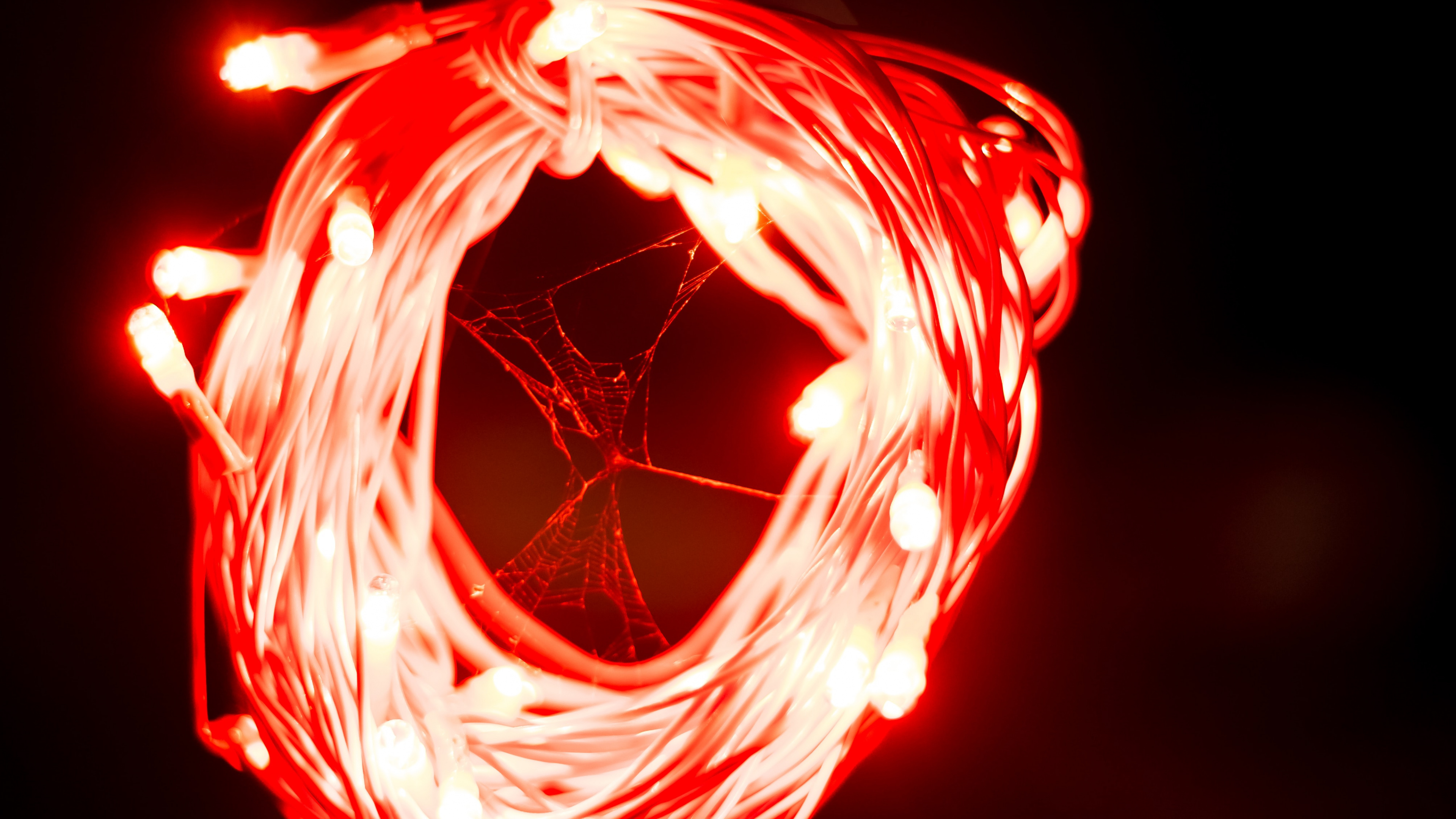 Feu Rouge Sur Fond Noir. Wallpaper in 3840x2160 Resolution