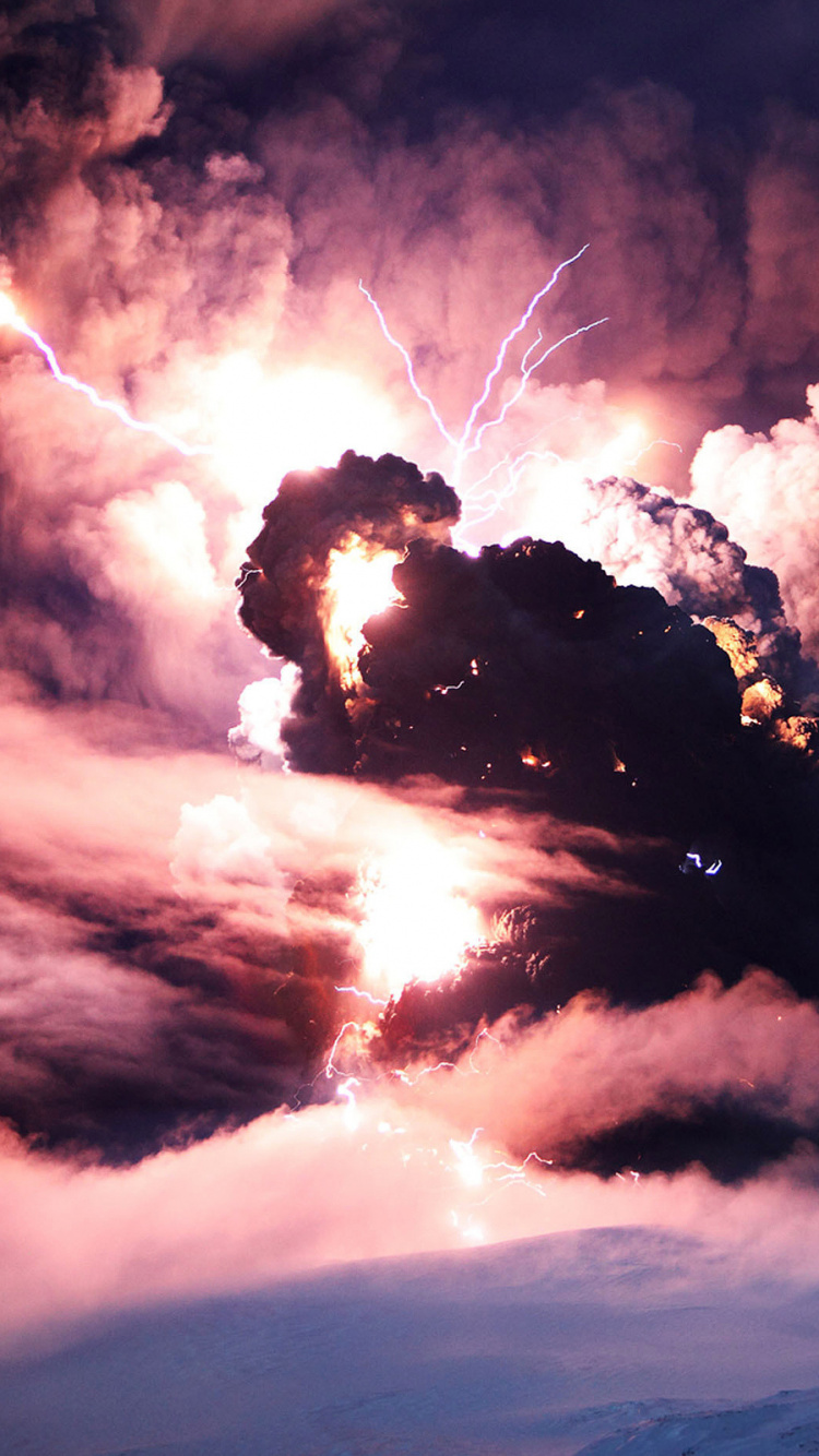 Coup de Foudre Sur Les Nuages Pendant la Nuit. Wallpaper in 750x1334 Resolution