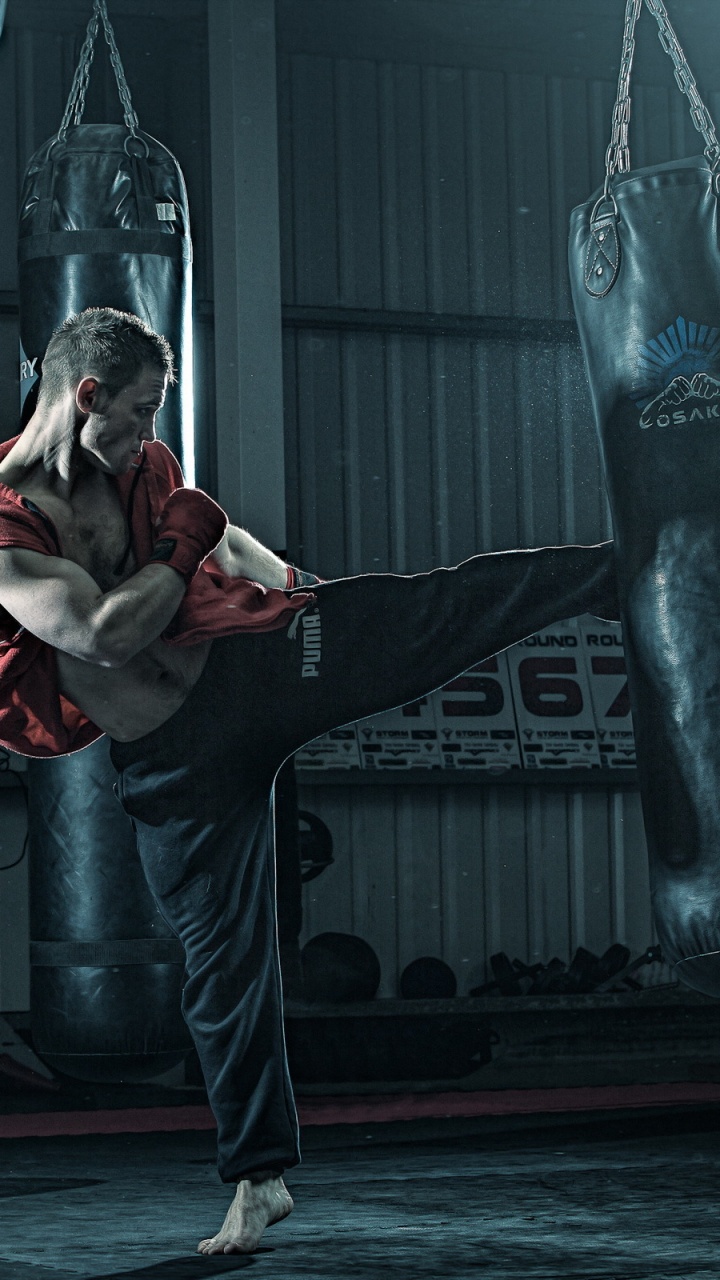 Hombre Con Chaqueta Roja y Blanca y Pantalones Vaqueros Azules. Wallpaper in 720x1280 Resolution