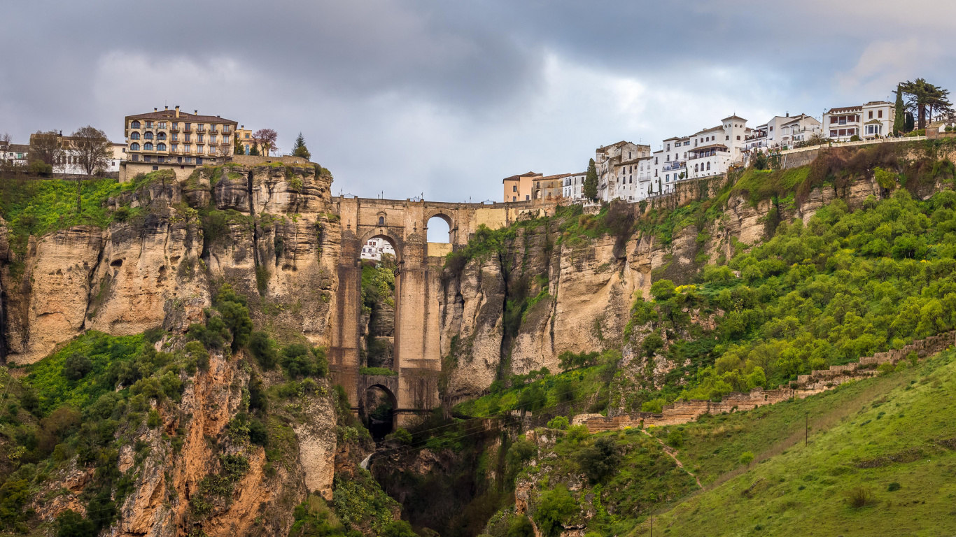 Bâtiment en Béton Brun Sur Falaise Sous Ciel Nuageux Pendant la Journée. Wallpaper in 1366x768 Resolution
