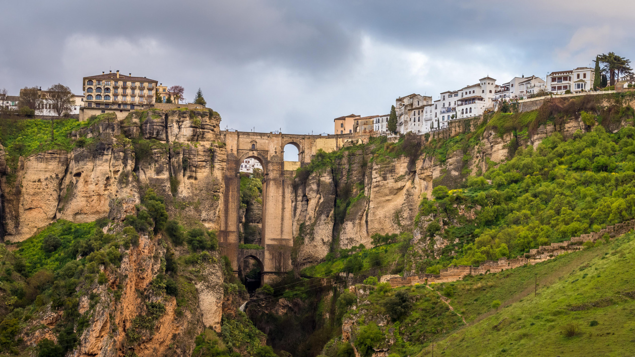 Brown Concrete Building on Cliff Under Cloudy Sky During Daytime. Wallpaper in 1280x720 Resolution