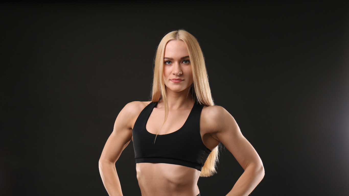 Frau in Schwarzem Sport-BH Und Schwarzer Leggings. Wallpaper in 1366x768 Resolution