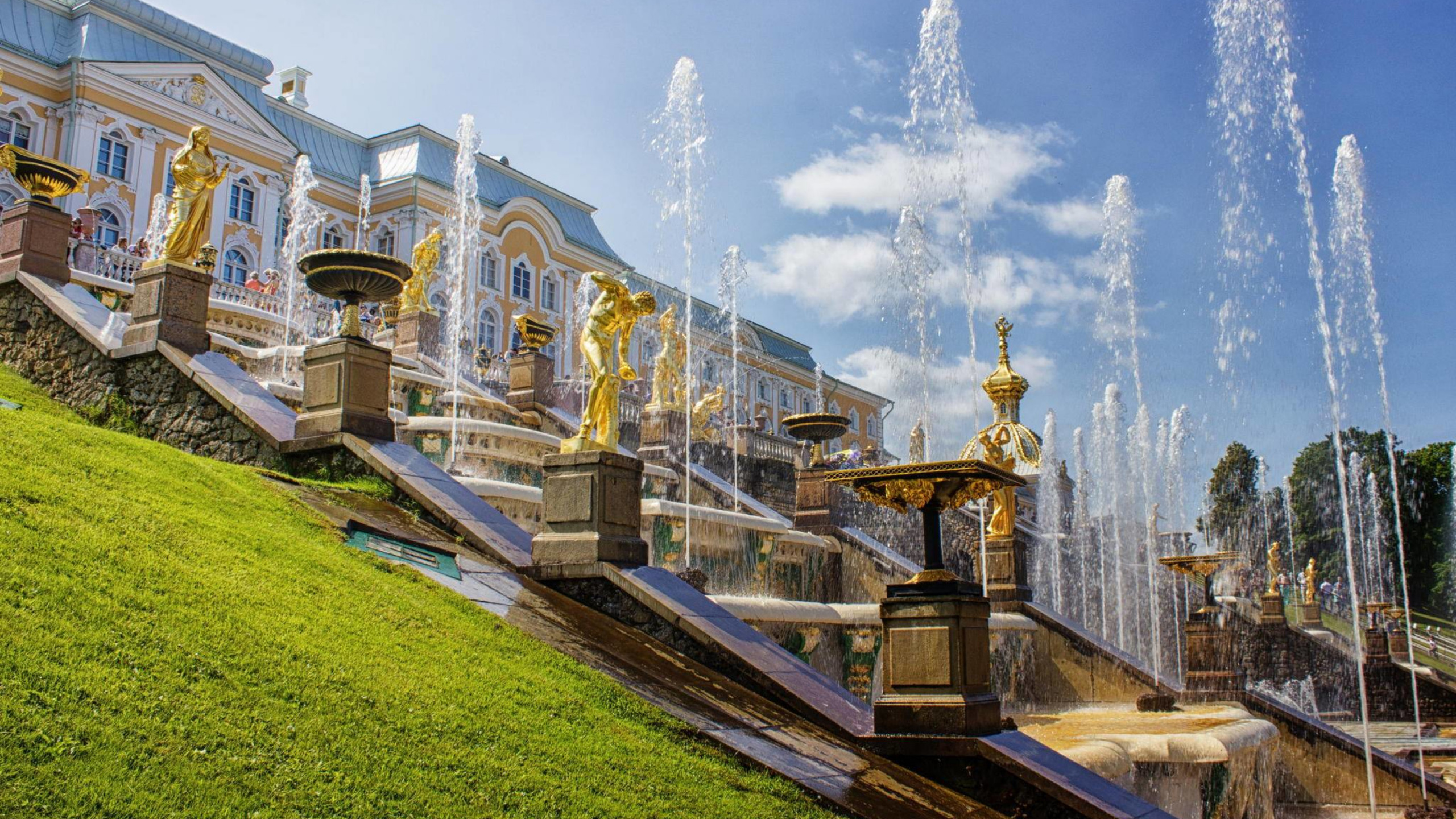 Water Fountain in Front of Building. Wallpaper in 2560x1440 Resolution