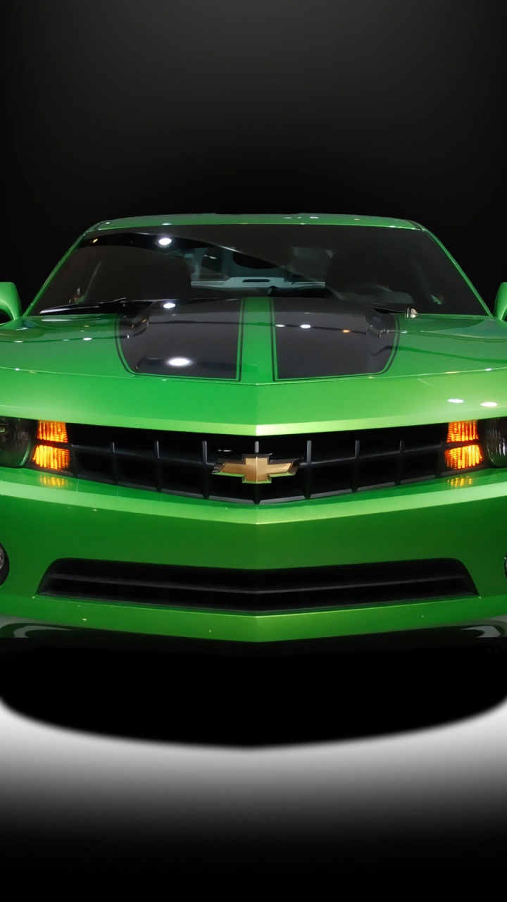 Chevrolet Camaro Verde en Una Habitación Oscura. Wallpaper in 720x1280 Resolution