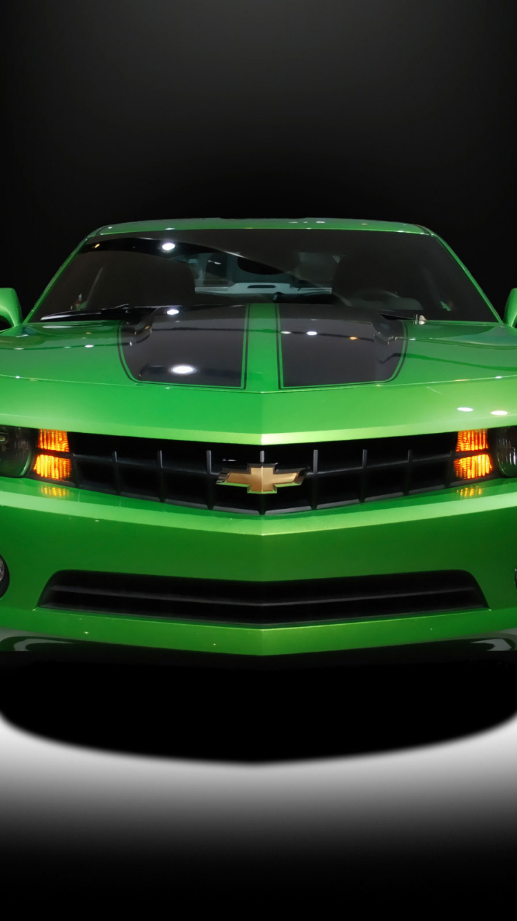 Grüner Chevrolet Camaro in Einem Dunklen Raum. Wallpaper in 750x1334 Resolution