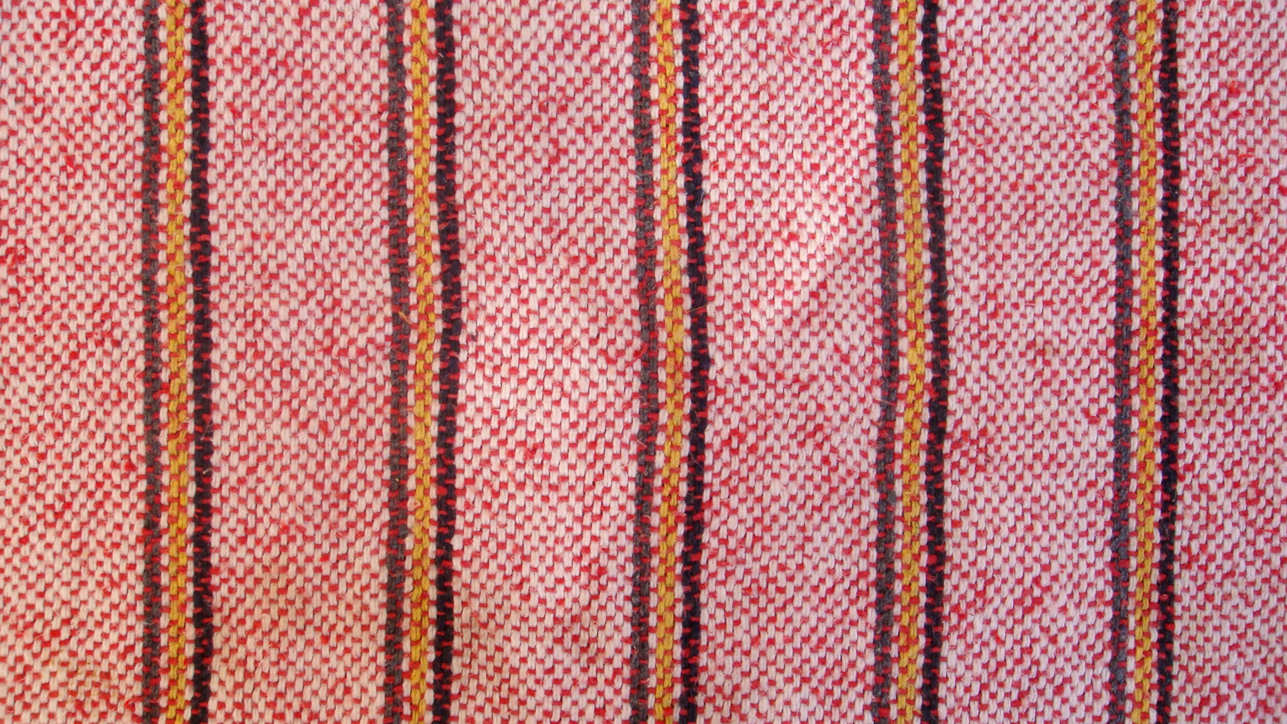 Textile Rayé Rouge et Marron. Wallpaper in 2560x1440 Resolution