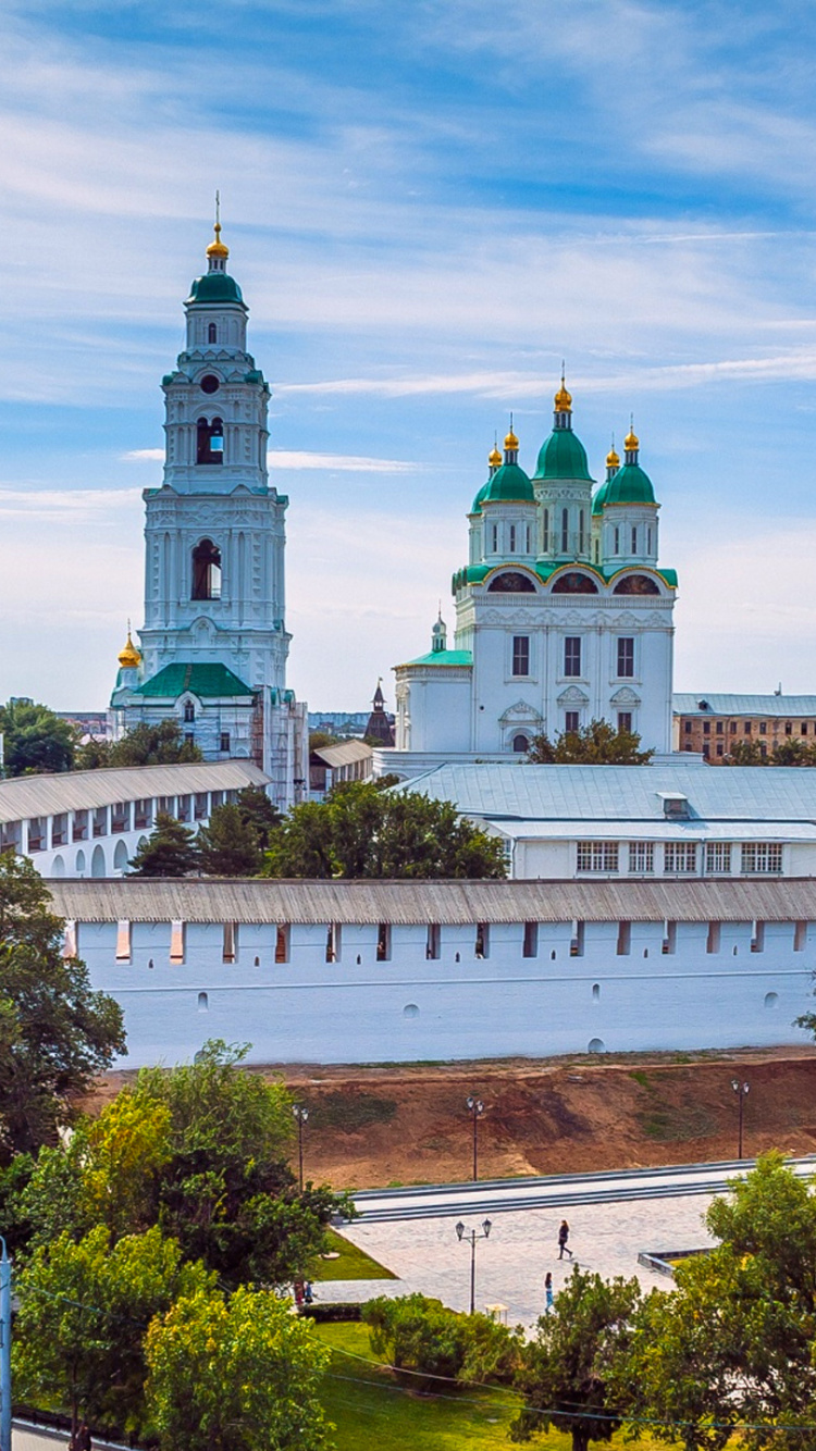 Bâtiment en Béton Blanc et Vert Sous Ciel Bleu Pendant la Journée. Wallpaper in 750x1334 Resolution