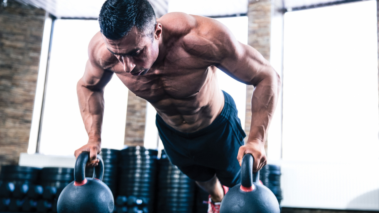 Mann in Schwarzem Tanktop Und Schwarzen Shorts Mit Schwarzer Kettlebell. Wallpaper in 1280x720 Resolution