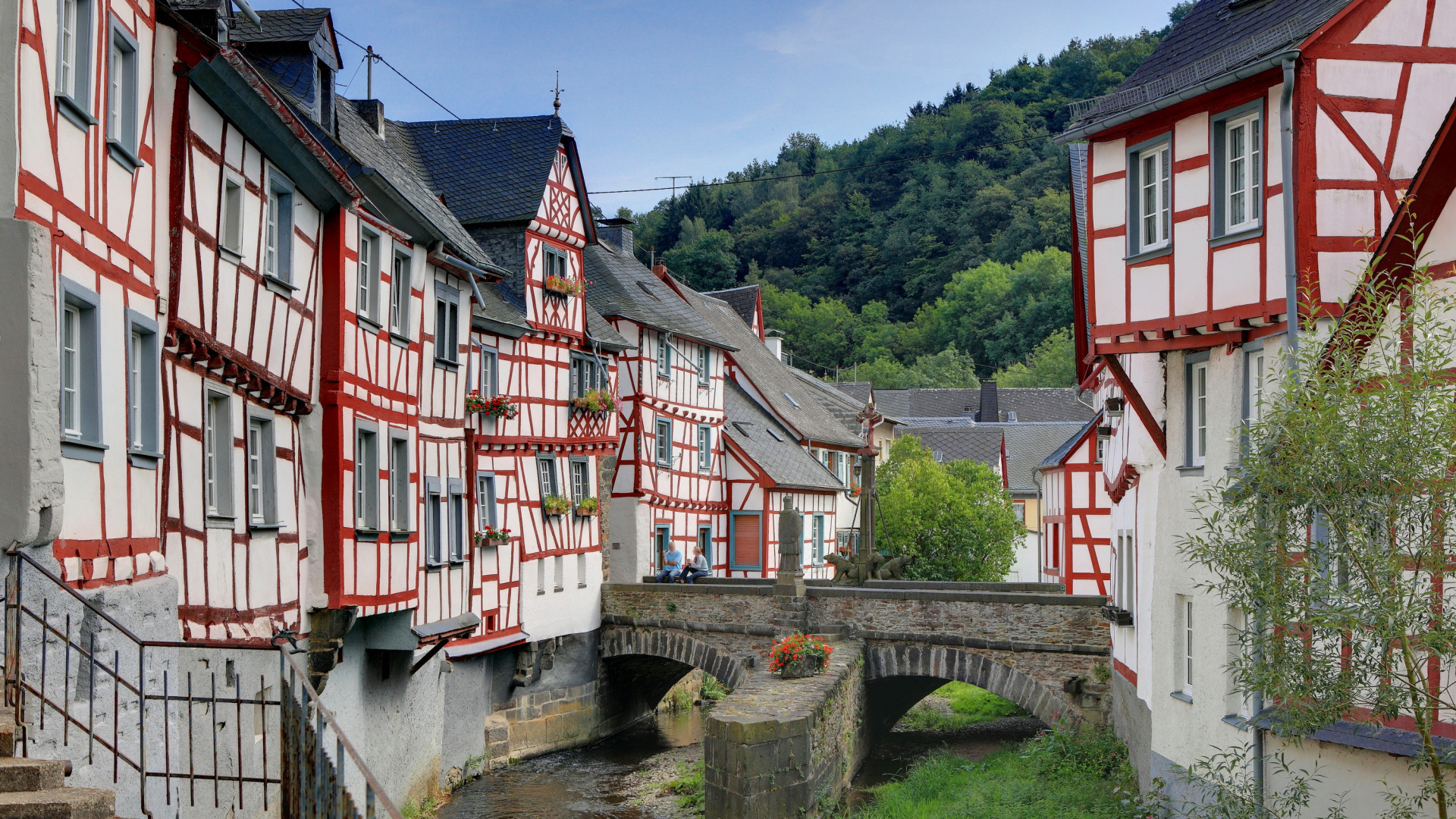 Maisons en Béton Rouge et Blanc Près de la Rivière Pendant la Journée. Wallpaper in 1920x1080 Resolution