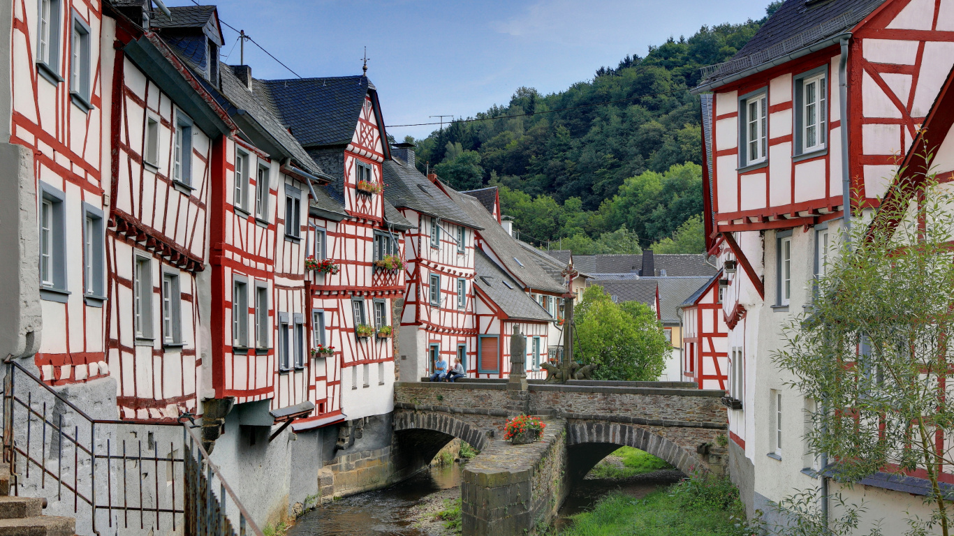 Rote Und Weiße Betonhäuser in Der Nähe Des Flusses Tagsüber. Wallpaper in 1366x768 Resolution