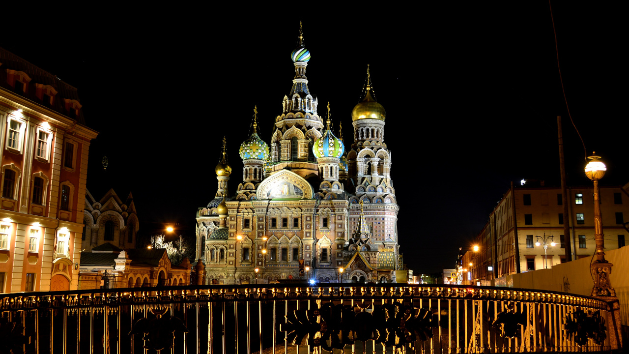 Weißes Und Blaues Betongebäude Während Der Nacht. Wallpaper in 1280x720 Resolution