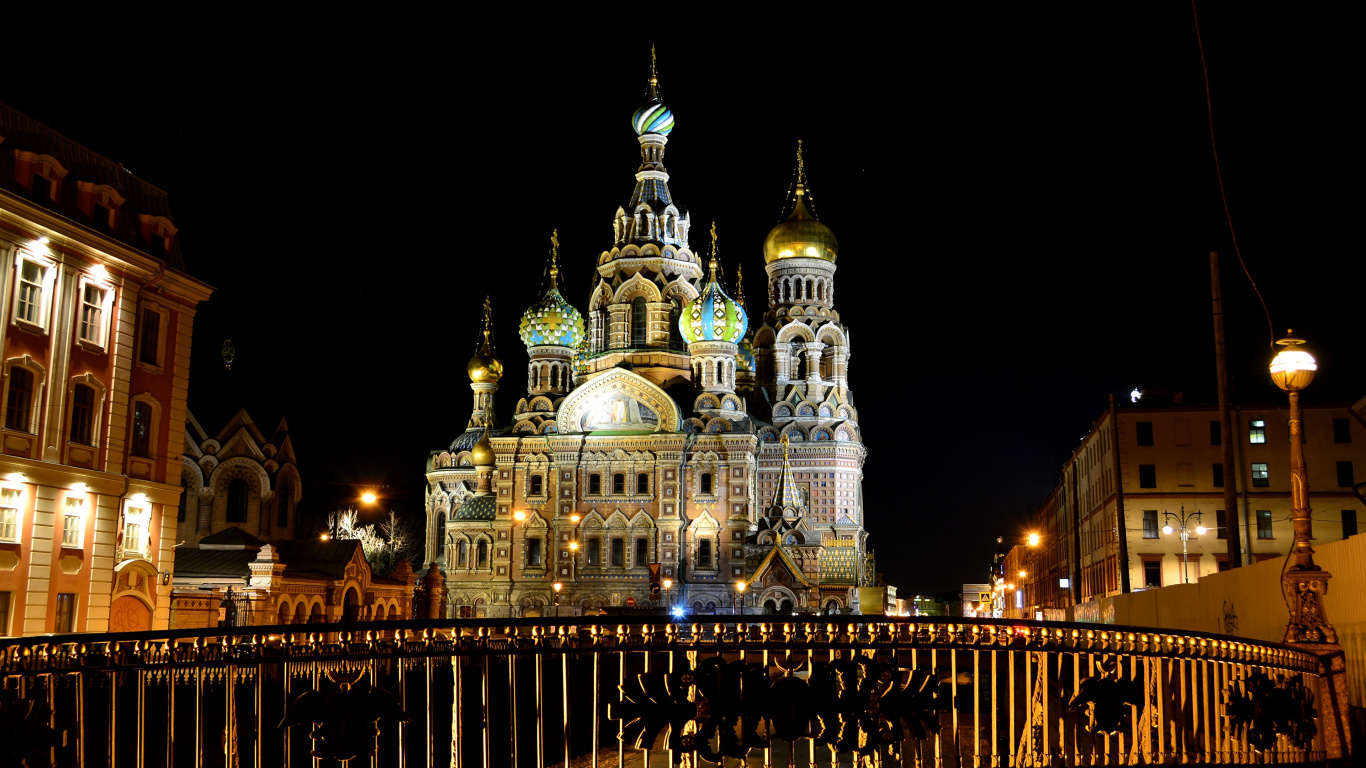 Weißes Und Blaues Betongebäude Während Der Nacht. Wallpaper in 1366x768 Resolution