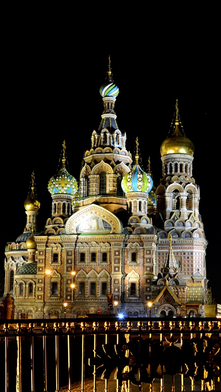 Weißes Und Blaues Betongebäude Während Der Nacht. Wallpaper in 720x1280 Resolution