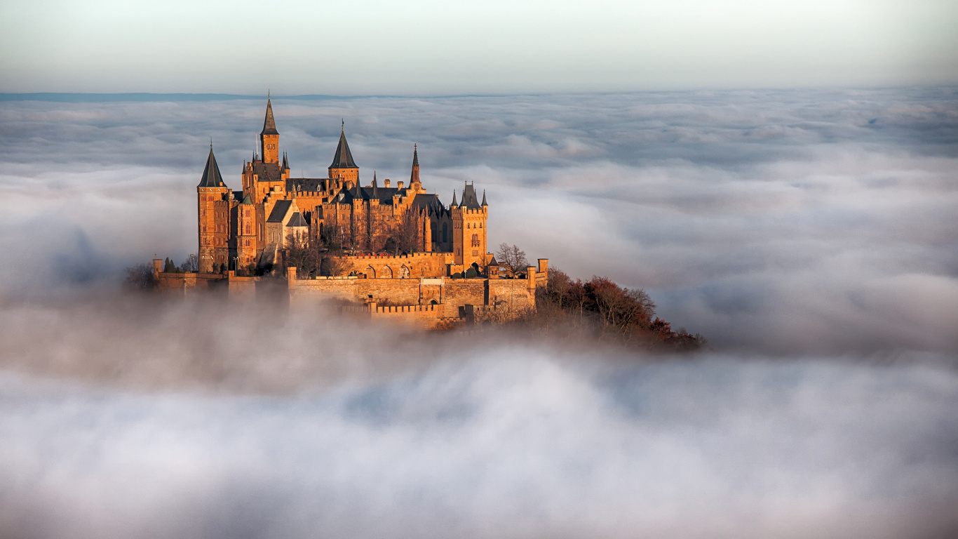 Castillo Marrón en la Cima de la Montaña. Wallpaper in 1366x768 Resolution