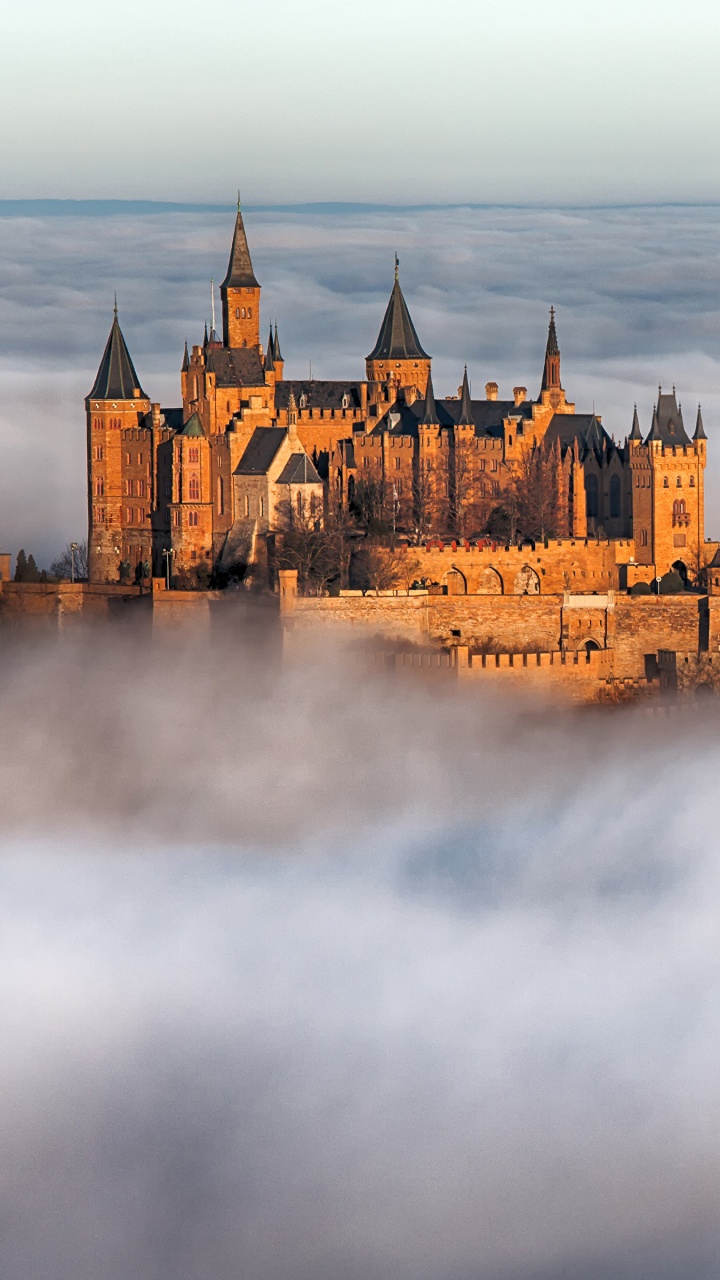 Château Brun au Sommet de la Montagne. Wallpaper in 720x1280 Resolution