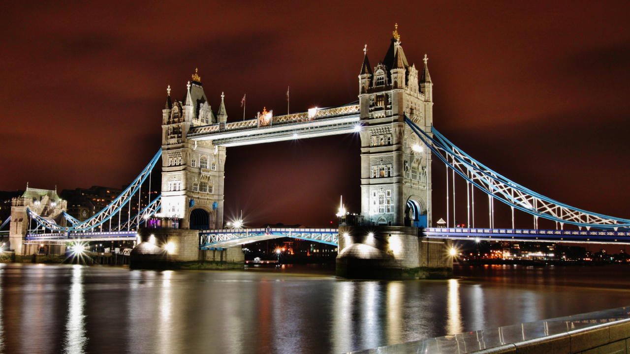 Weiße Und Braune Betonbrücke Während Der Nacht. Wallpaper in 1280x720 Resolution