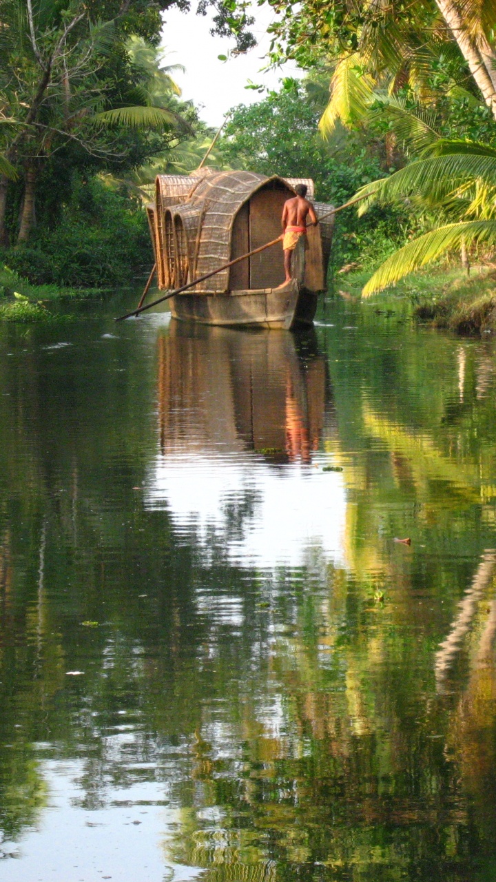 Casa de Madera Marrón en el Lago Durante el Día. Wallpaper in 720x1280 Resolution