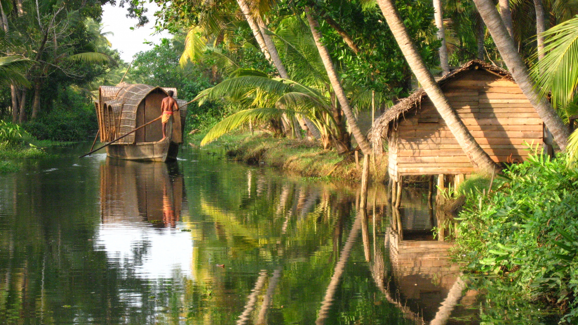 Maison en Bois Brune Sur le Lac Pendant la Journée. Wallpaper in 1920x1080 Resolution