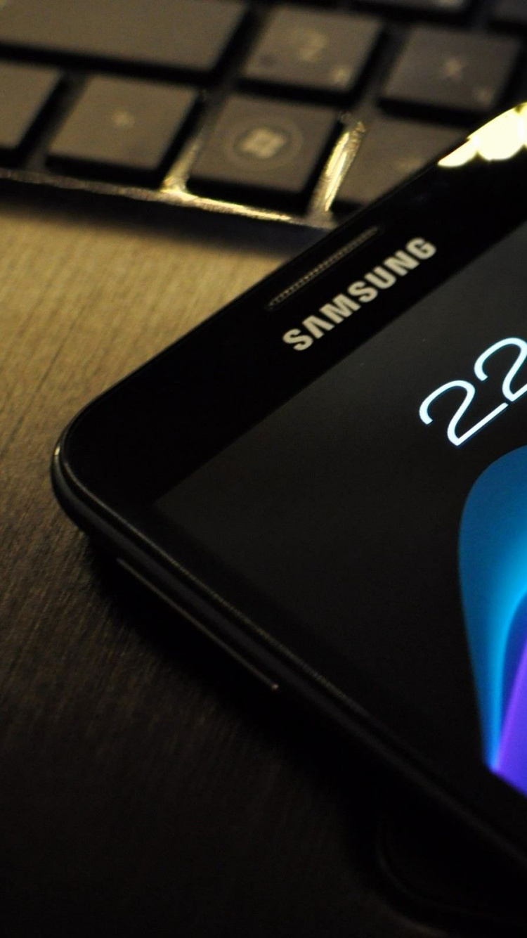 Smartphone Lenovo Negro en Ordenador Portátil Negro. Wallpaper in 750x1334 Resolution