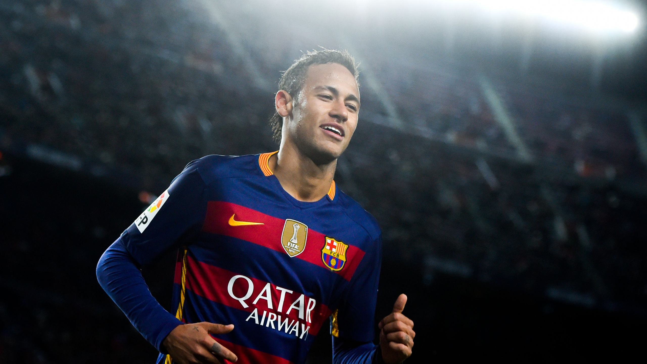 Mann im Blau-orangefarbenen Adidas Fußballtrikot. Wallpaper in 2560x1440 Resolution