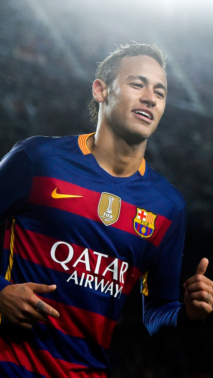 Mann im Blau-orangefarbenen Adidas Fußballtrikot. Wallpaper in 720x1280 Resolution