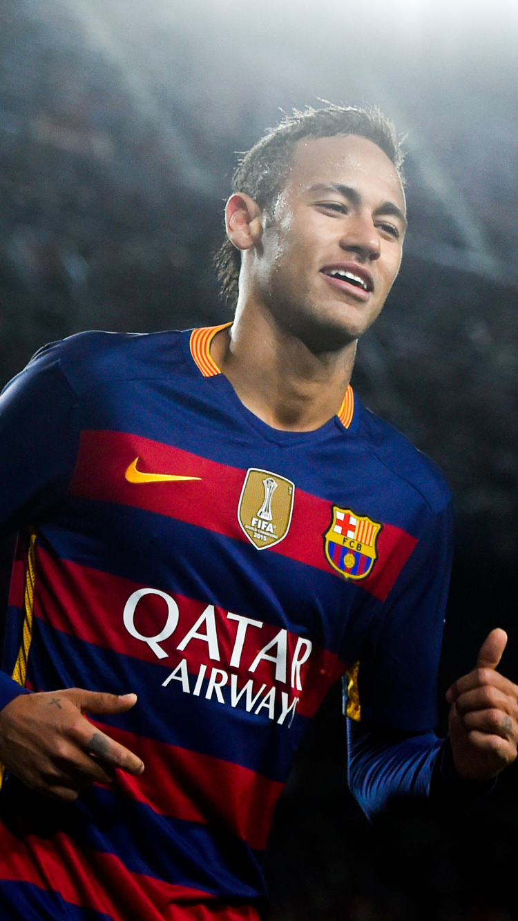 Mann im Blau-orangefarbenen Adidas Fußballtrikot. Wallpaper in 750x1334 Resolution