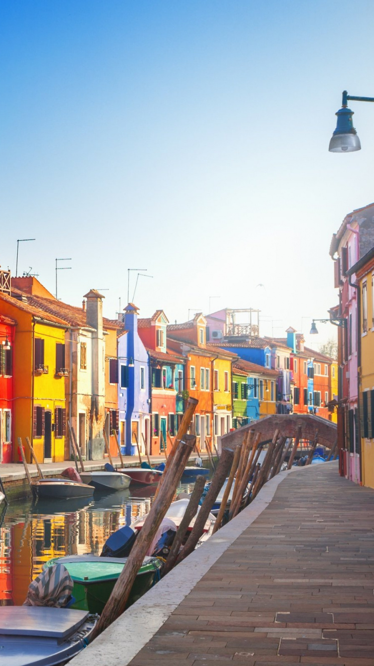 Barco en el Muelle Cerca de Los Edificios Durante el Día.. Wallpaper in 750x1334 Resolution