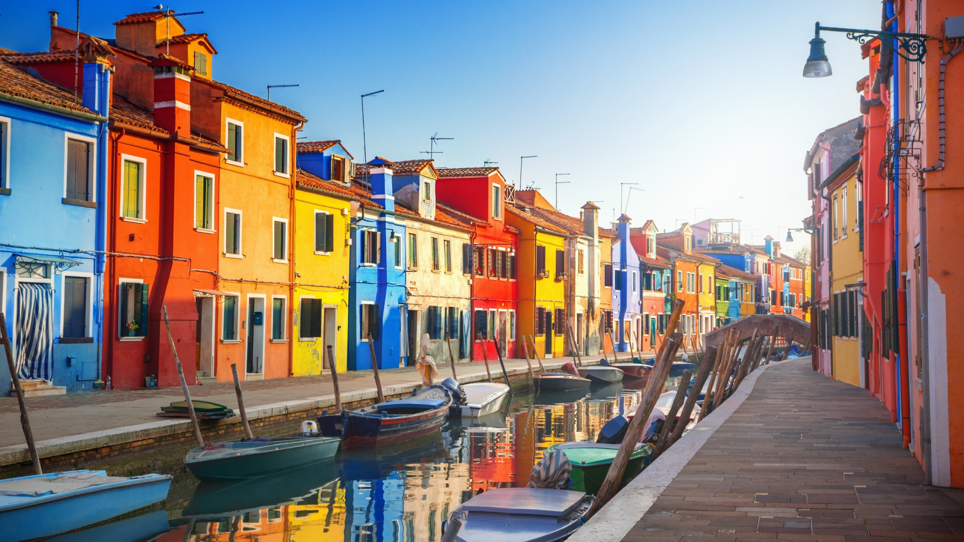 Boat on Dock Near Buildings During Daytime. Wallpaper in 1920x1080 Resolution