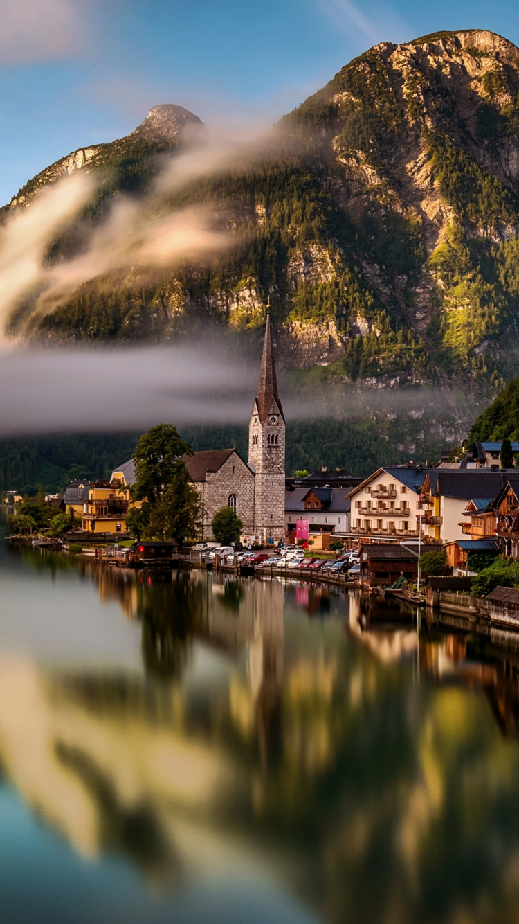Braunes Und Weißes Haus in Der Nähe Des Grünen Berges Unter Weißen Wolken Tagsüber. Wallpaper in 750x1334 Resolution
