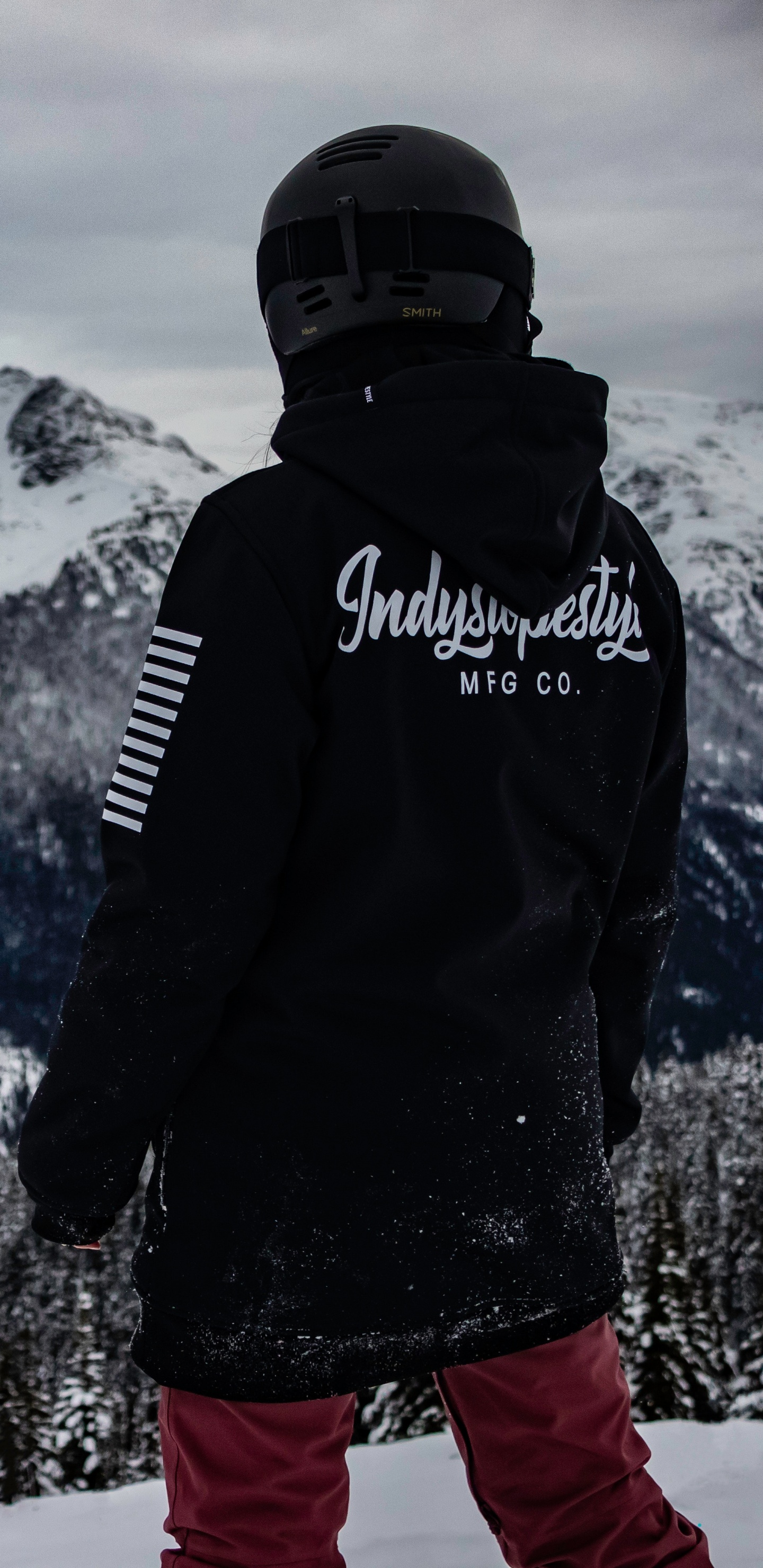 L'homme en Veste Noire et Pantalon Rouge Debout Sur un Sol Couvert de Neige. Wallpaper in 1440x2960 Resolution