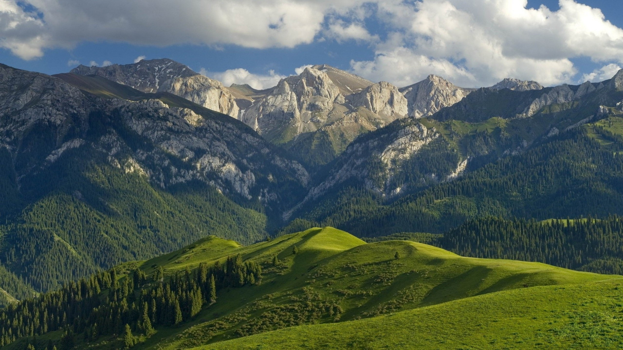 Tagsüber Grüne Und Weiße Berge Unter Weißen Wolken. Wallpaper in 1280x720 Resolution
