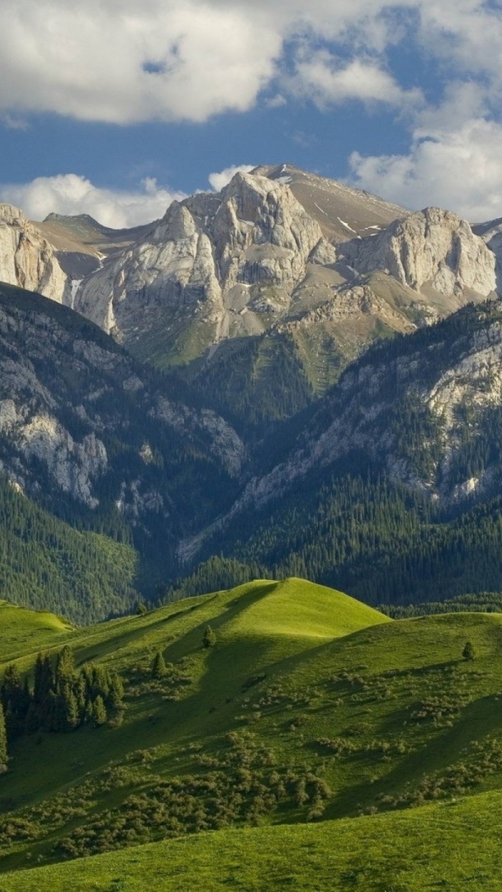 Tagsüber Grüne Und Weiße Berge Unter Weißen Wolken. Wallpaper in 720x1280 Resolution