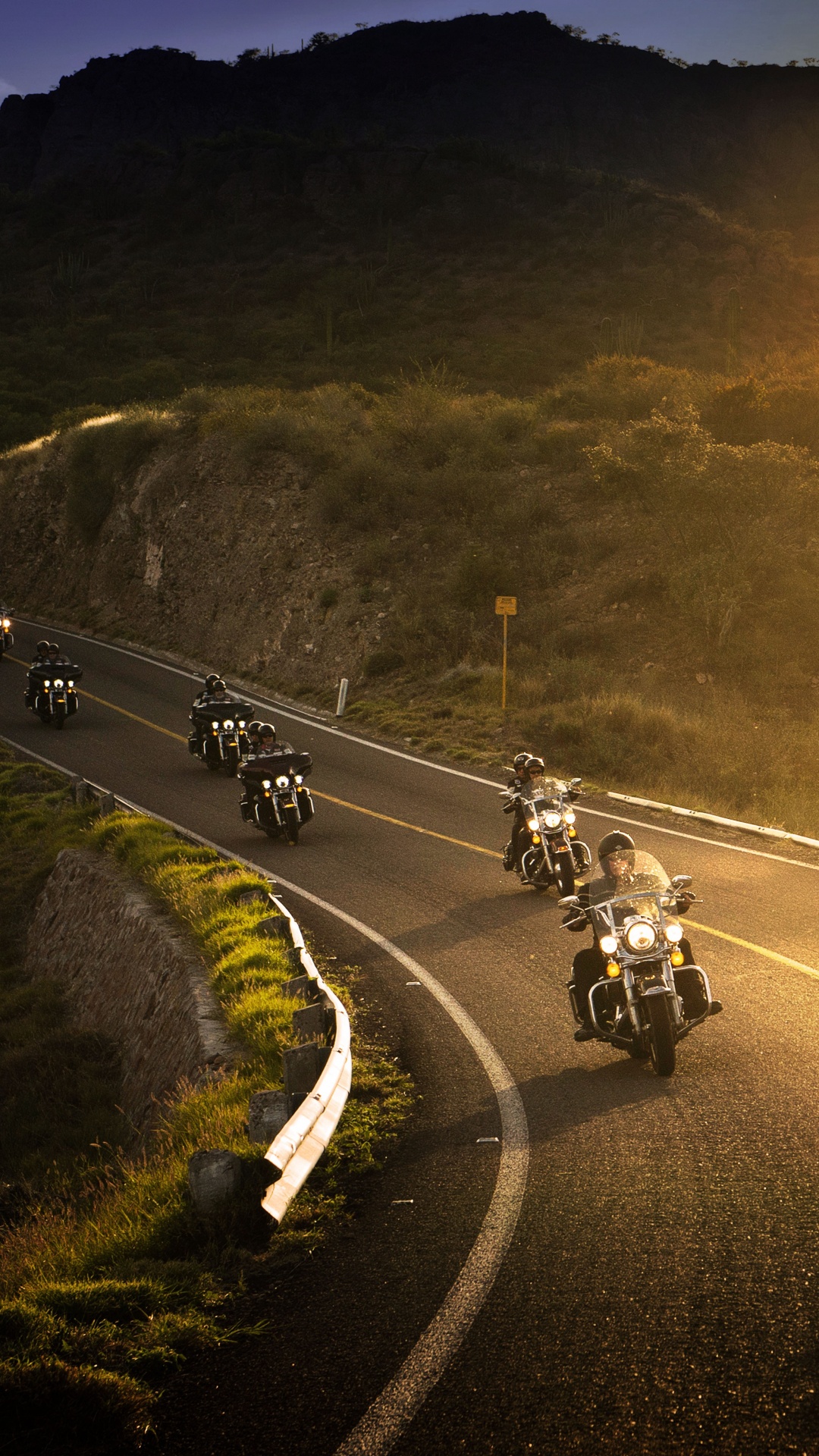 Leute, Die Tagsüber Motorrad Auf Der Straße Fahren. Wallpaper in 1080x1920 Resolution