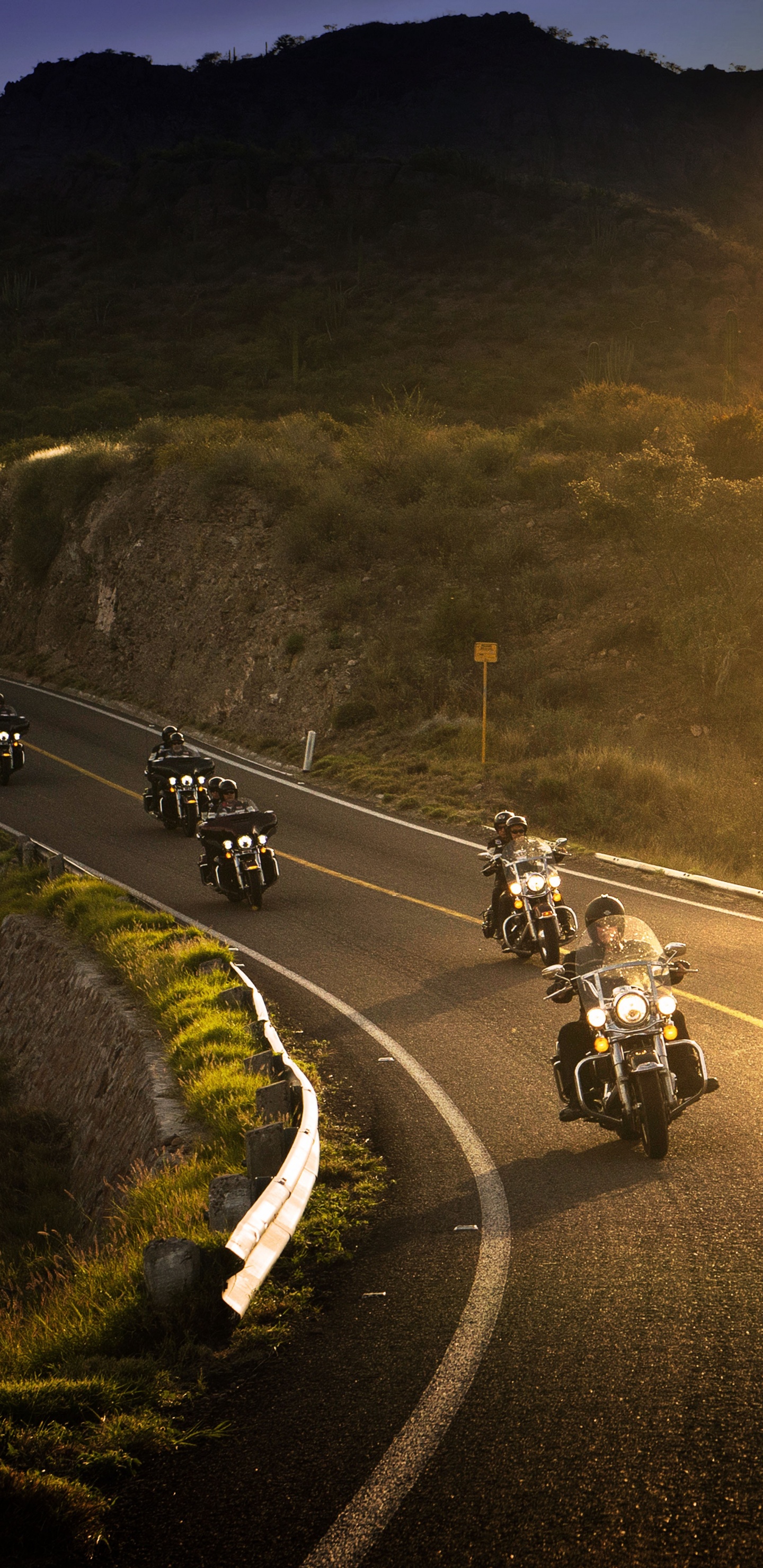 Leute, Die Tagsüber Motorrad Auf Der Straße Fahren. Wallpaper in 1440x2960 Resolution