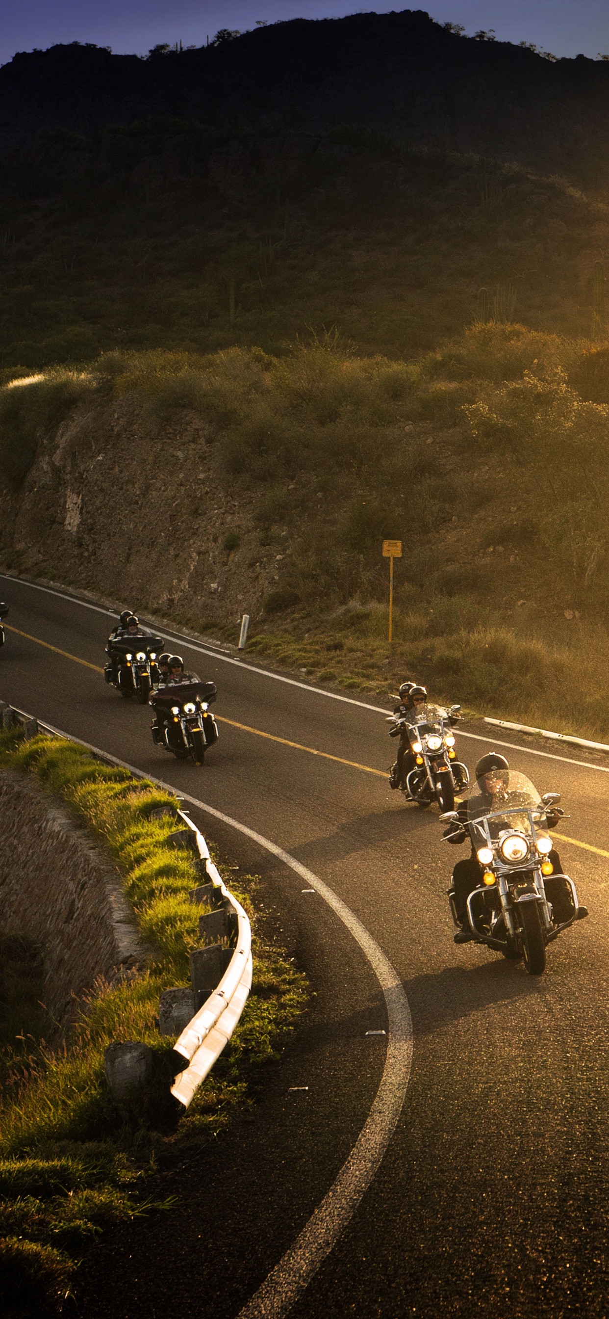 Personas Que Viajan en Motocicleta en la Carretera Durante el Día.. Wallpaper in 1242x2688 Resolution