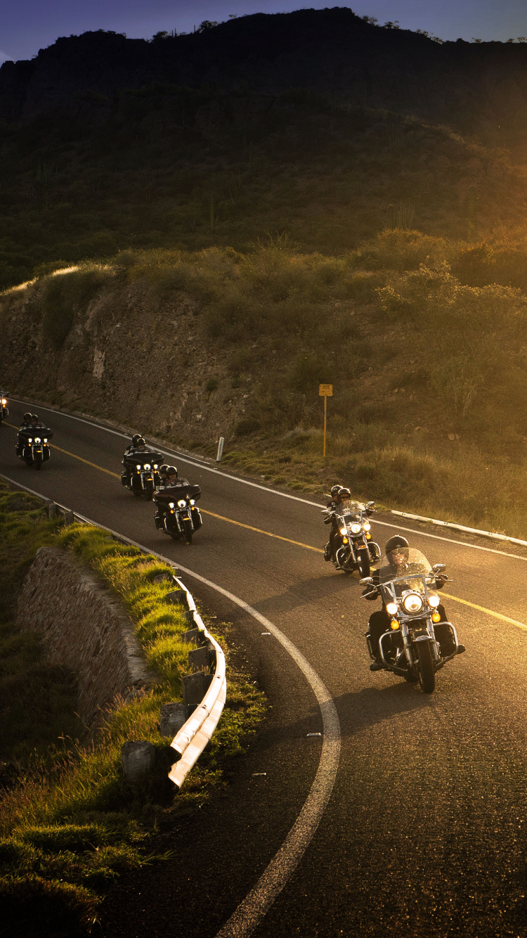 Personas Que Viajan en Motocicleta en la Carretera Durante el Día.. Wallpaper in 750x1334 Resolution