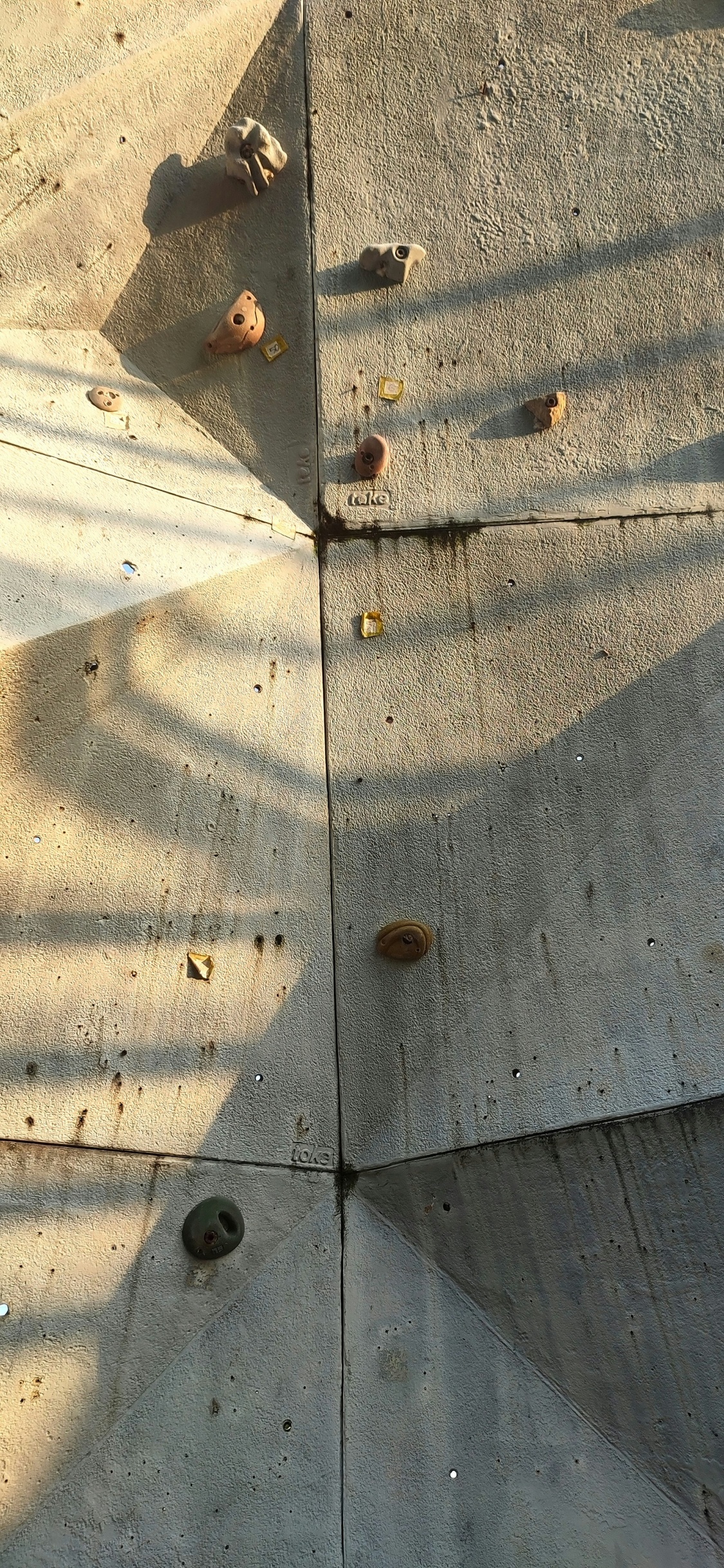 Beton, Kletterwand, Übung, Bouldern, Skateboarden. Wallpaper in 1125x2436 Resolution