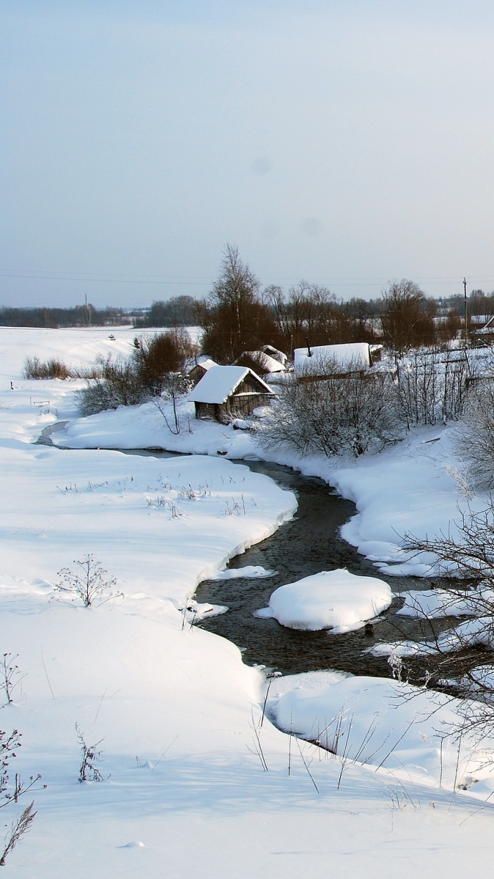 Braunes Haus Auf Schneebedecktem Boden Tagsüber. Wallpaper in 720x1280 Resolution