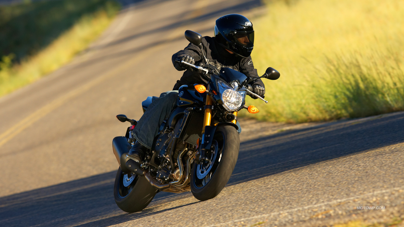 Hombre de Chaqueta Negra Montando en Motocicleta Negra en la Carretera Durante el Día. Wallpaper in 1366x768 Resolution