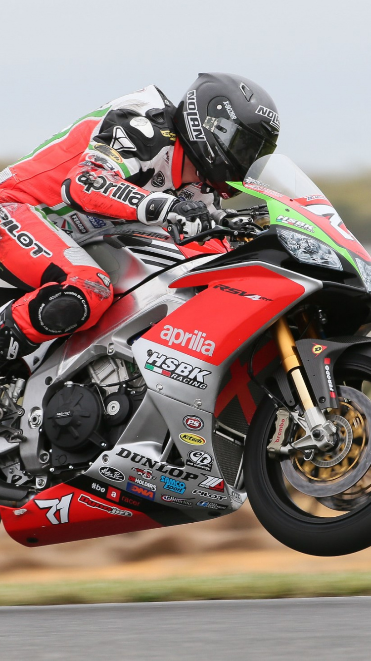 Homme au Casque de Moto Rouge et Noir à Cheval Sur un Vélo de Sport Rouge et Noir. Wallpaper in 750x1334 Resolution