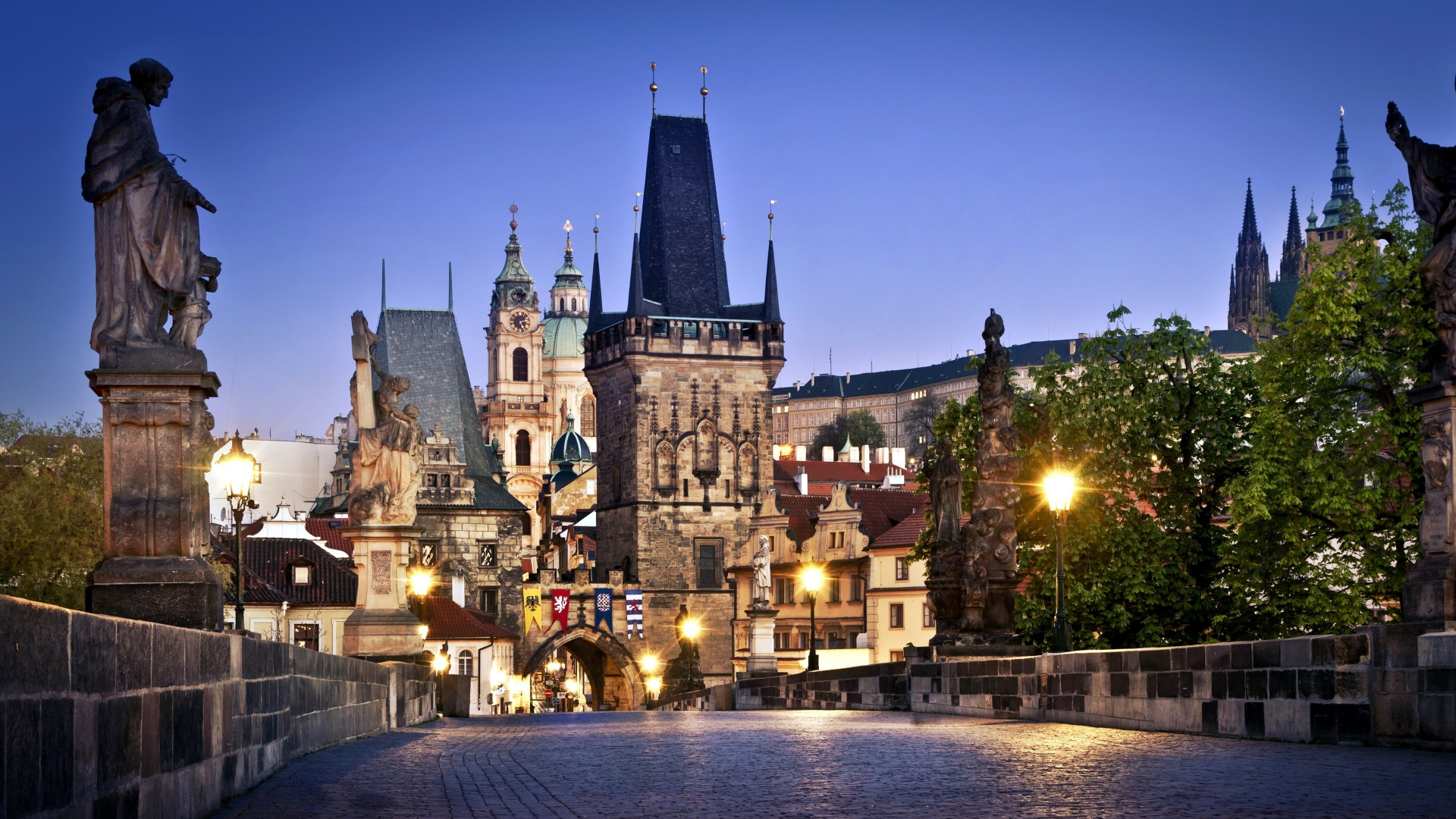 Bâtiment en Béton Brun et Noir Pendant la Nuit. Wallpaper in 1920x1080 Resolution