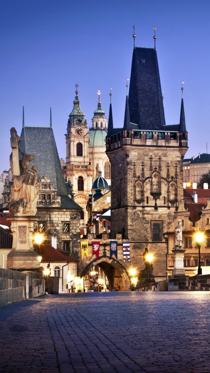 Bâtiment en Béton Brun et Noir Pendant la Nuit. Wallpaper in 720x1280 Resolution